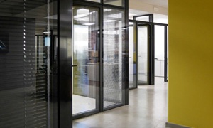 διαχωριστικα χωρου λειτουργικά σε γραφεία εταιρείας, με πλαίσια αλουμινίου, τζάμι και περσιδεσ σκίασης SMARTIA P200
